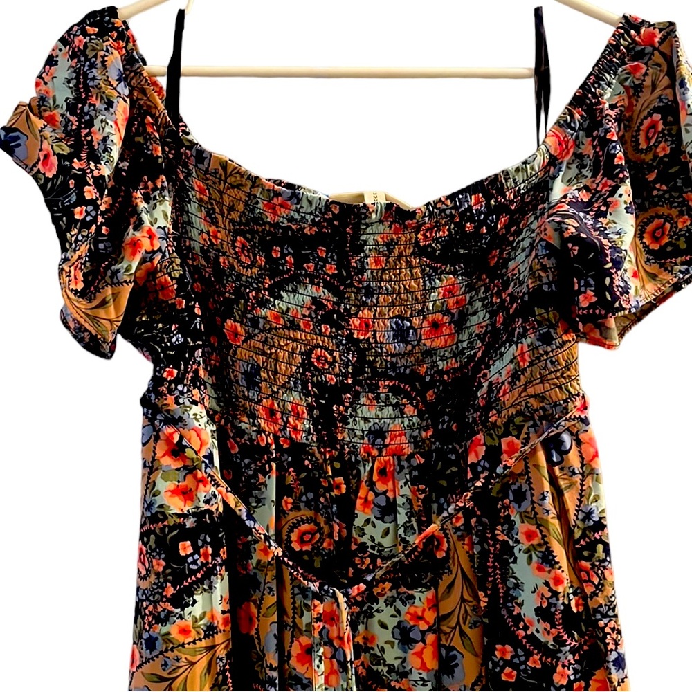 Maternity Floral Maxi dress. Elastic top that can stretch out.